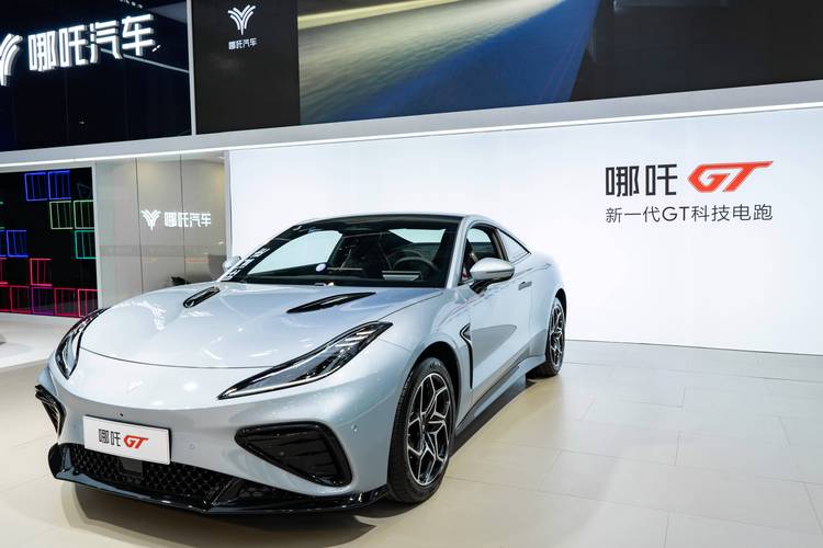 东莞62哪吒汽车在智能汽车领域的表现，领途汽车在新能源汽车市场中的影响力